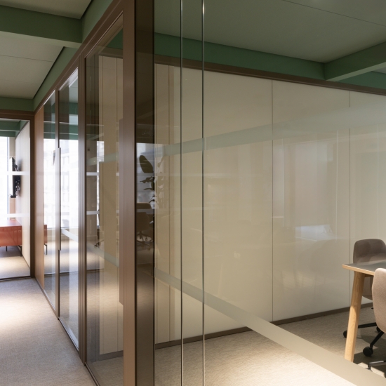 Seamlessly matches with our Radii 2D adaptable crosswall solution, creating a fully adaptable partition and internal wall system for full flexibilty of space.