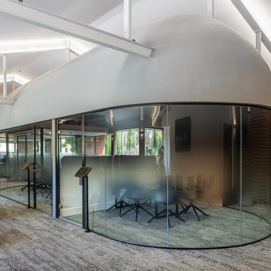 Capable of being deployed as curved partitioning,