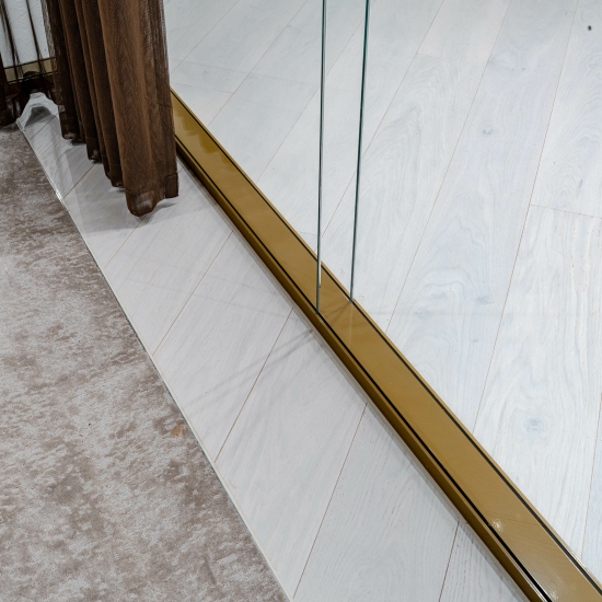 Uses two 12.8 mm acoustic laminated glass.